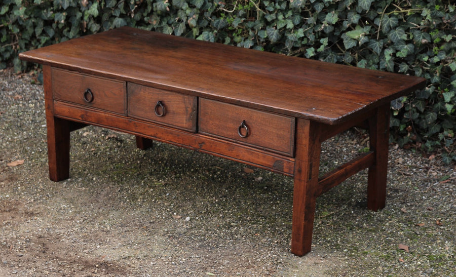 Antiker spanischer Couchtisch