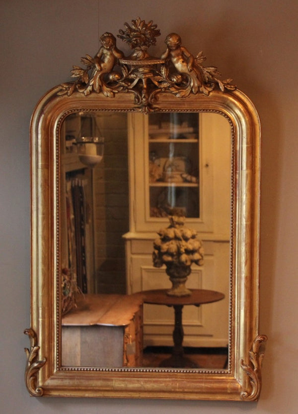 Antiker goldener Spiegel mit Ornament