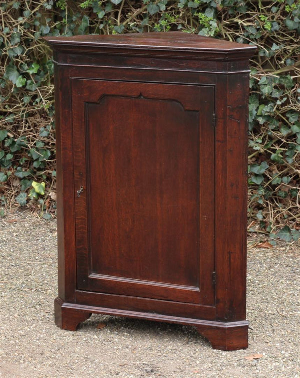 Antiker Eckschrank