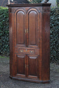 Antiker englischer Eicheneckschrank