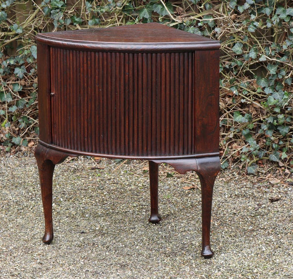 Antiker Eckschrank