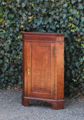 Antiker englischer Eicheneckschrank