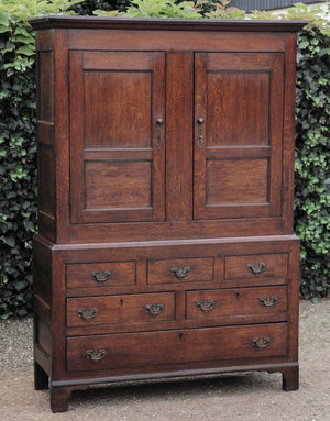 Antiker englischer Kabinettschrank