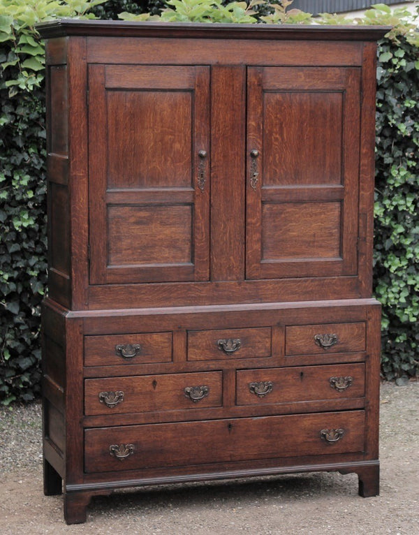 Antiker englischer Kabinettschrank