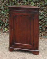 Antiker Eckschrank