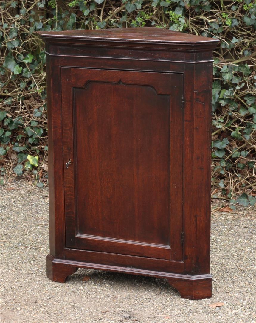 Antiker Eckschrank